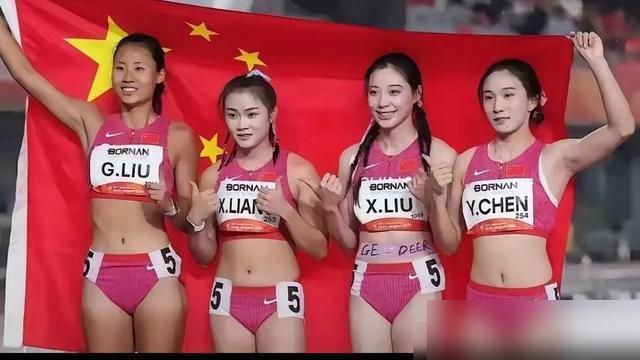 亚运会接力夺冠领奖台上，刘峡君肚子上贴着一块“GEDEER”肌贴，那是葛曼棋的纹身标志。葛曼棋赛前大