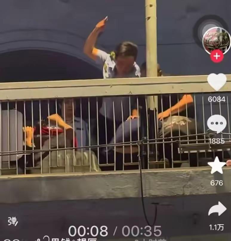 武汉再现城管群殴商贩，打的还是女商贩！大武汉再爆大新闻，城管殴打商贩！