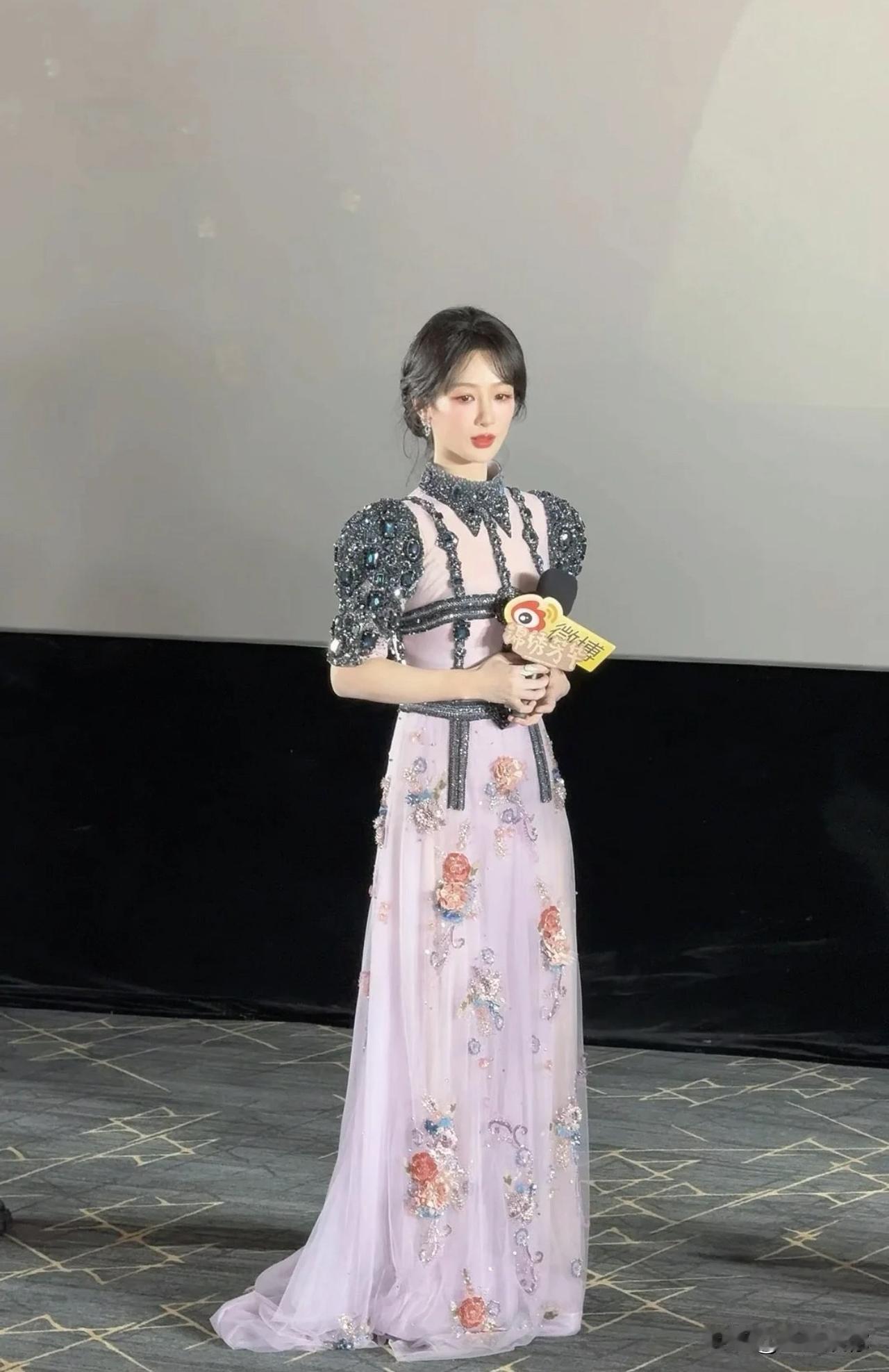 杨紫的脸对比看得出来和以前是大不一样的，应该是上了不少高科技项目，不过我也很喜