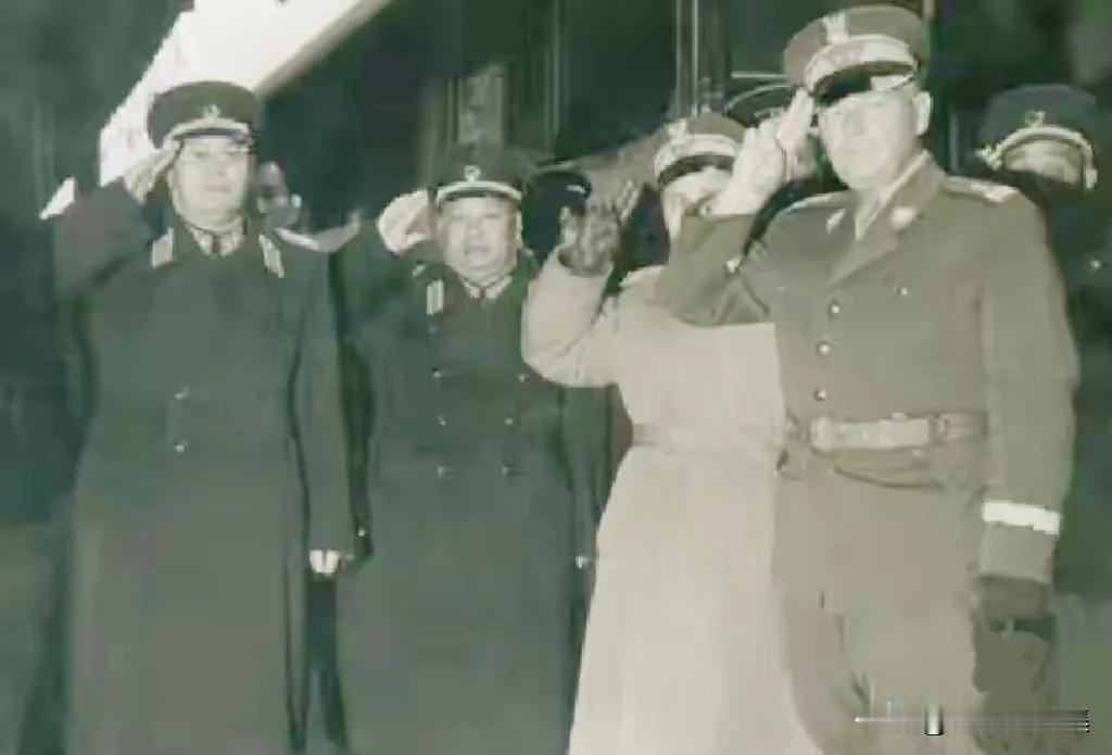 1958年10月，叶剑英元帅（左一）、赖传珠上将（左二）率中国军事代表团出访波兰