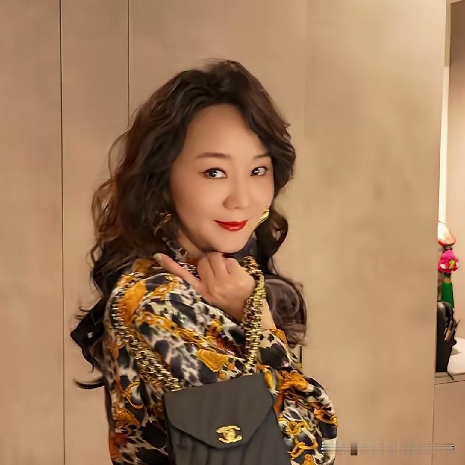 王一楠今年已然48岁。生日那天，她精心化了个美美的妆，和朋友们尽情出游了一整天。