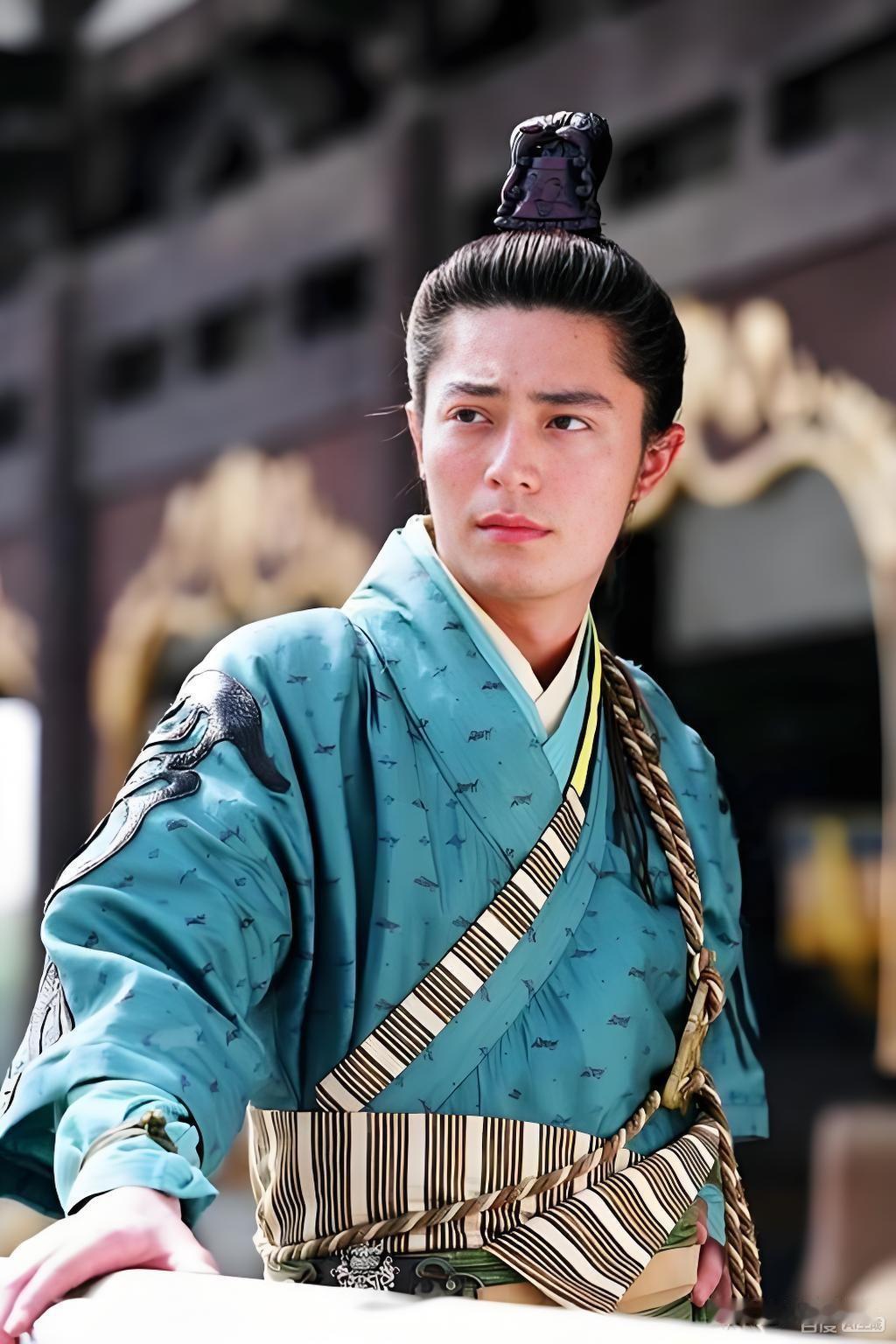 霍建华五官精致，俊美，却没有一点娘气，文质彬彬，却很阳刚，就算给他换上女装，也能