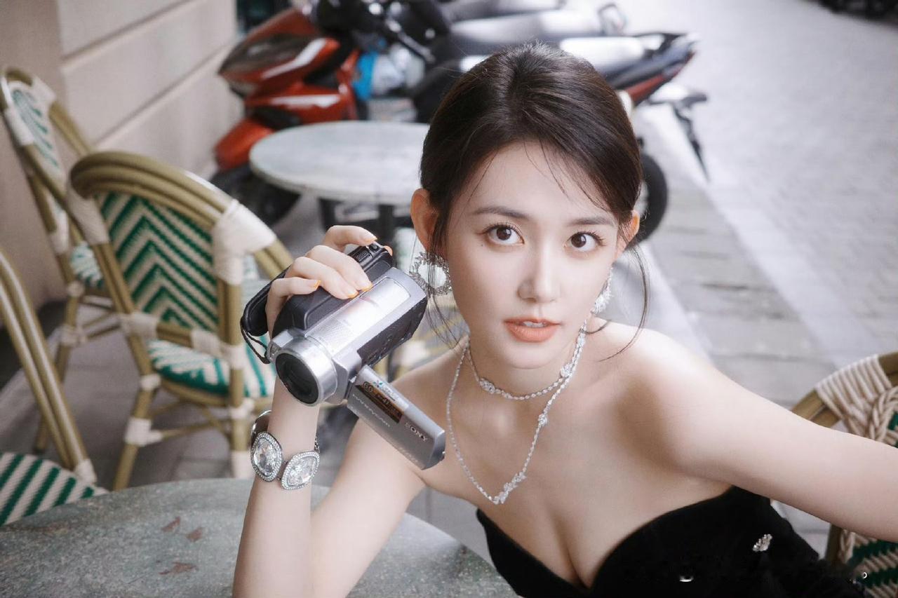 蒋依依下午茶造型，俏皮灵动。温柔系女明星
