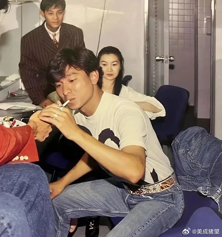刘德华还吸烟啊！后面有个女的是张曼玉吧？​