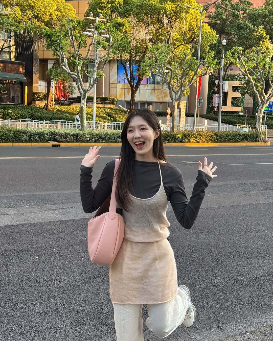 看完11上海vlog再看世承ins照片更可爱了“上海上海跳着扭扭舞💃🏼”​