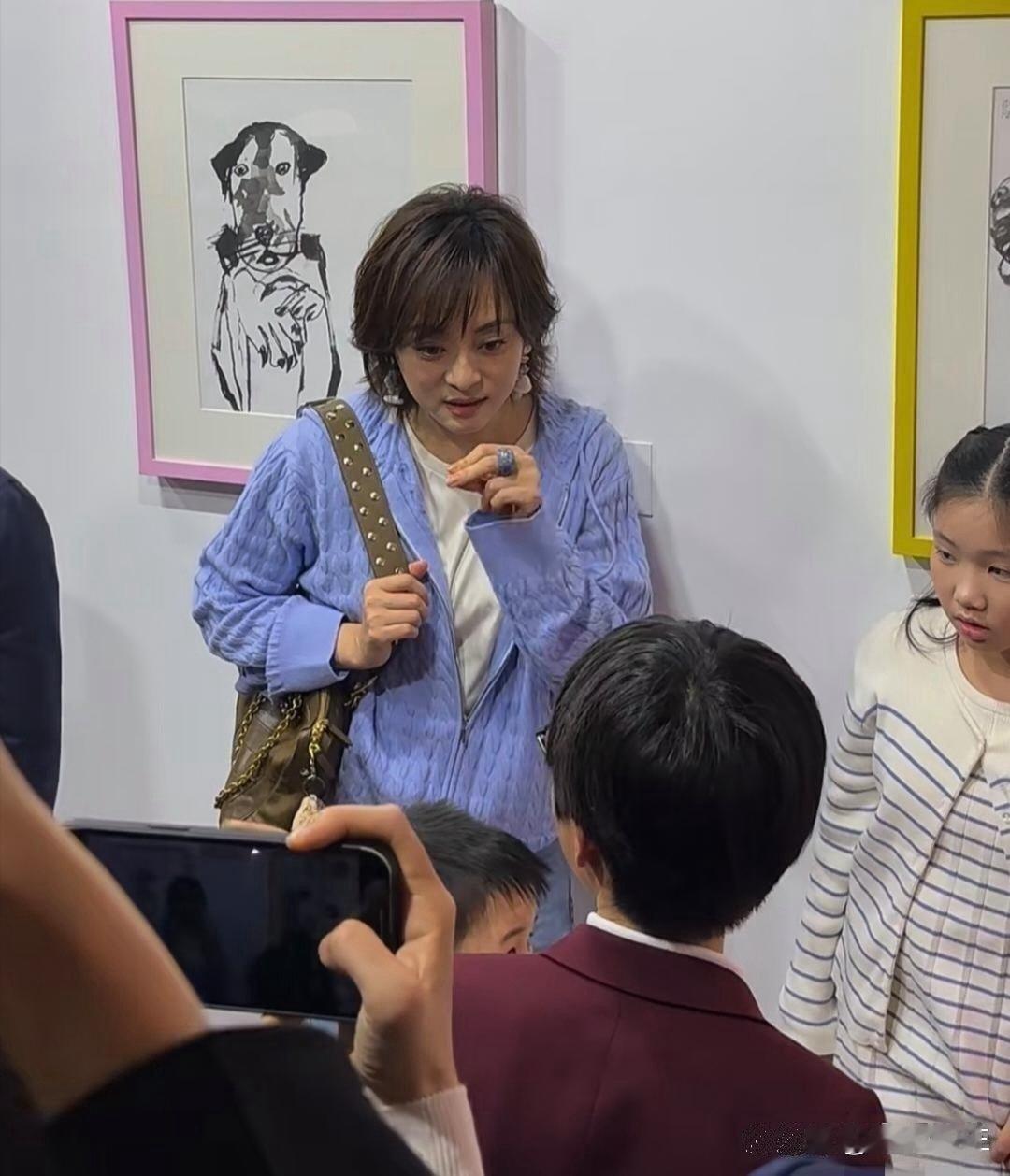 孙俪在上海逛花展，打扮老时髦了，脸圆乎乎的，瞅着可有福相。就黑眼圈贼拉明显，得多注意休息啦！​