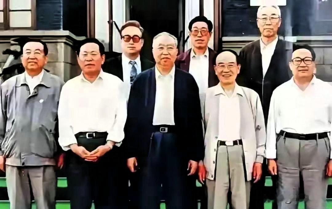 这张照片摄于1995年6月，是华国锋同志最后一次返乡山西交城，同山西省主要负责同