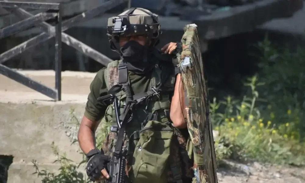 印度士兵与国产新型冲锋枪拿着防弹盾牌