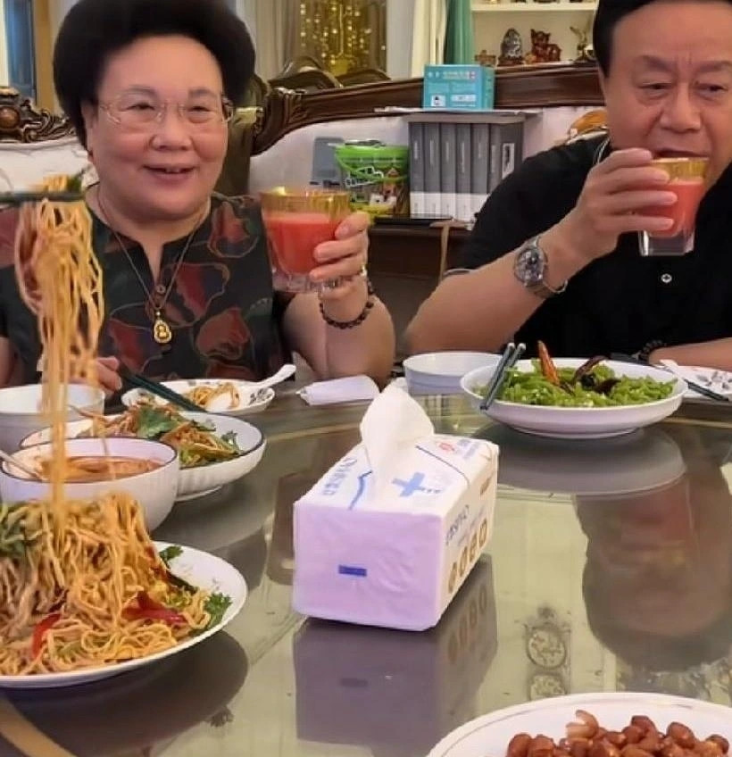 客厅大到塞得下两辆车——那是秦昊沈阳老家的房子。可一家人举筷子，够的是酸菜炖粉条、蘸酱菜。伊能静跟着