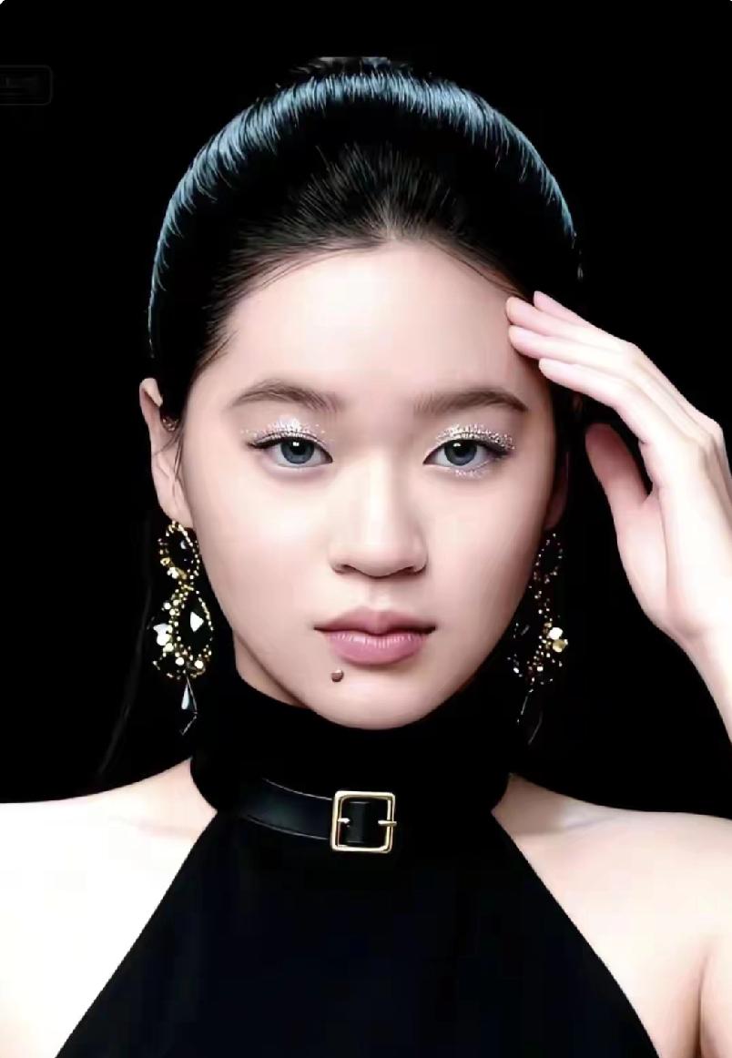 人靠衣装，佛靠金装。全红婵这组封面照片堪称精美，让人眼前一亮！可爱朴实的婵