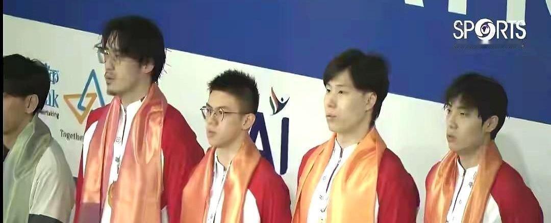 中国游泳队现在确实厉害，金牌拿到手软。可国外有些人，嘴巴就是酸溜溜的，非说我们