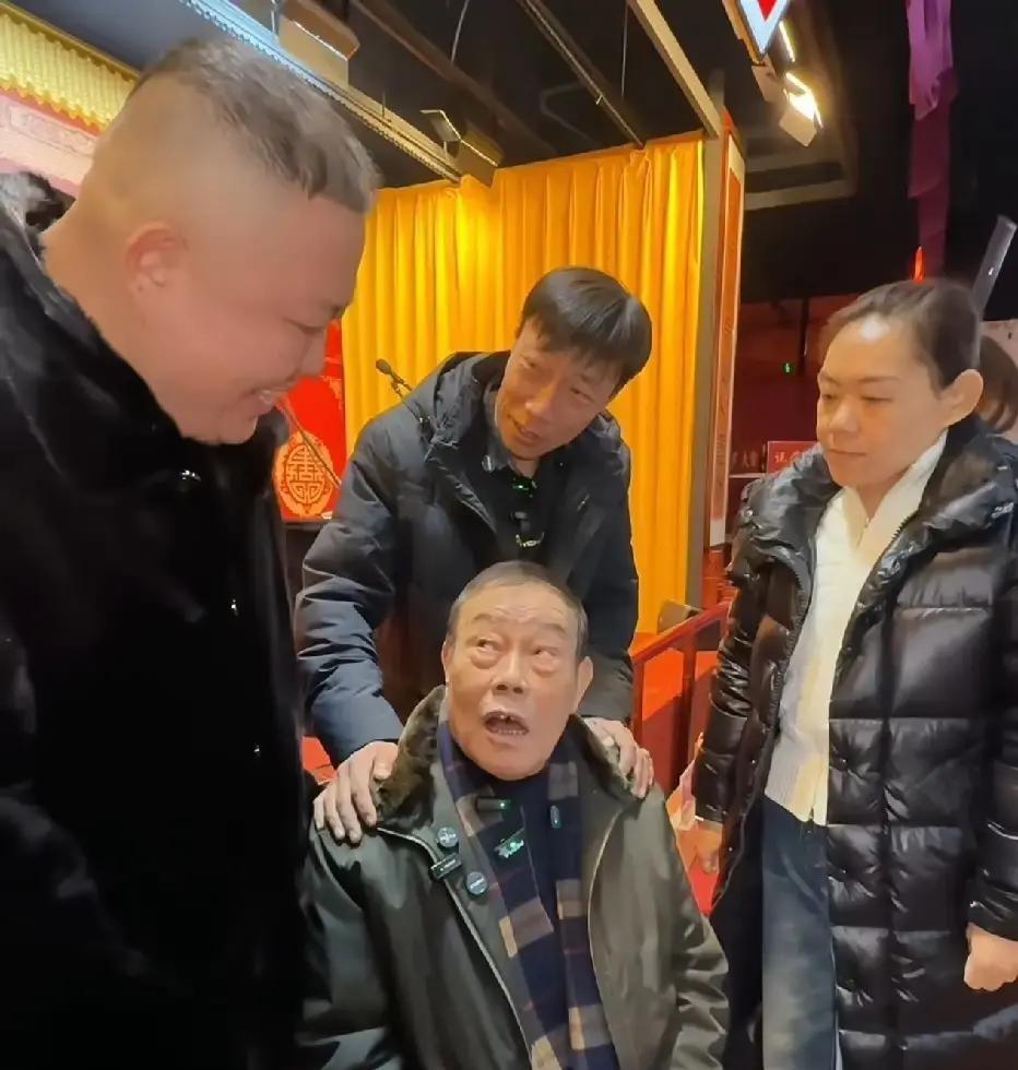 元旦后台，德云社杨威累到打盹。儿子杨化然一张照片，戳中了所有人的泪点。这究竟