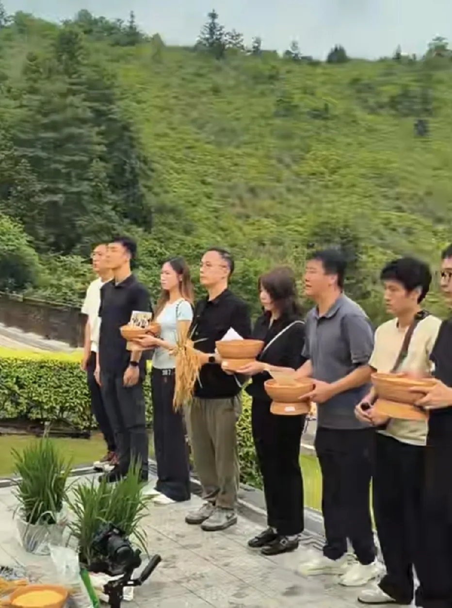 袁隆平逝世五周年之际，市民们手捧稻谷和稻穗在袁隆平墓碑前祭奠时的一幕。