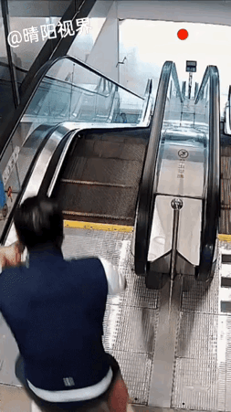 骑自行车乘电梯，这结果酸爽商场手扶电梯是供顾客使用的，而不是骑行