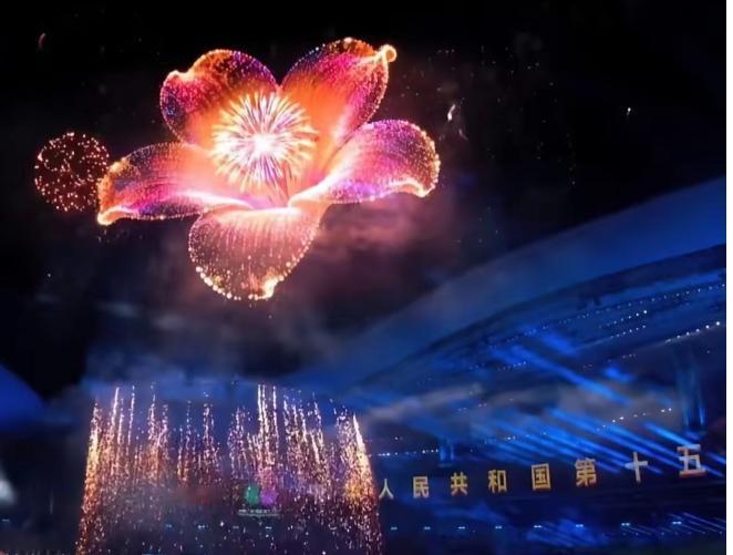全运会晚会的烟花一放，蔡国强团队估计要后悔死了！不是因为他的设计不好，而是因为他