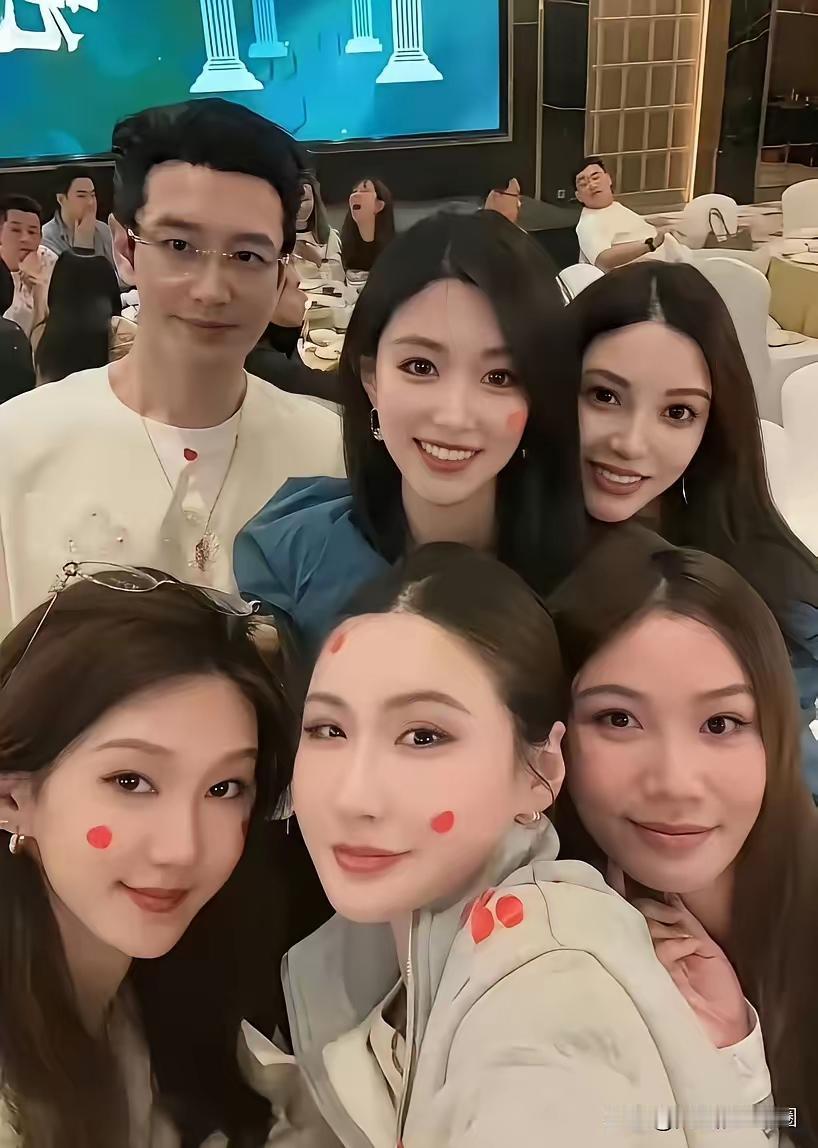 黄晓明，学聪明了！找对象，女明星不靠谱，网红更是拉低他的档次，要找就找有点