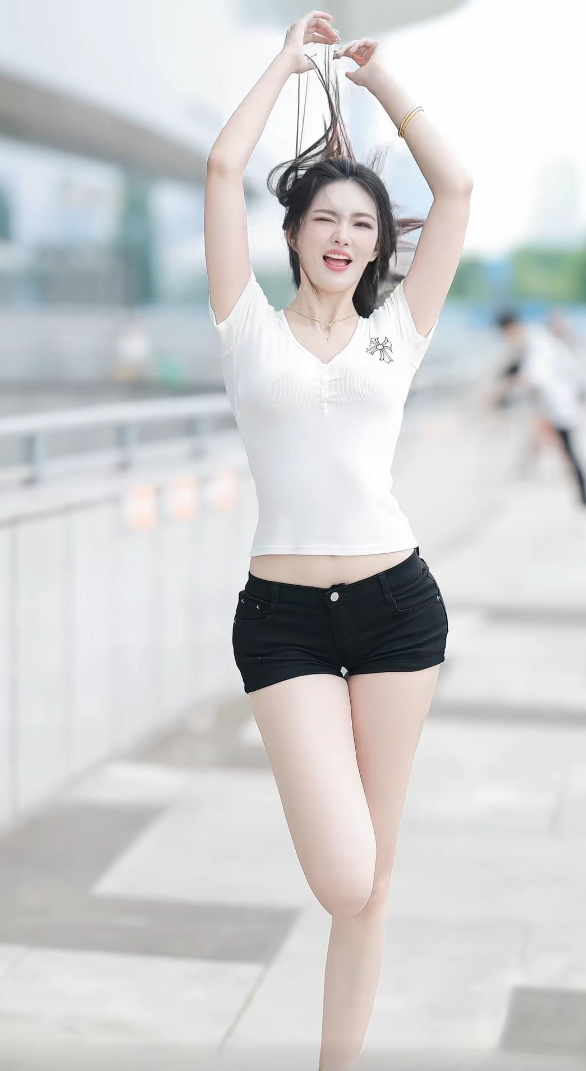 清新穿搭，白色上衣+黑色短裤，活力满满！🌞👗👖