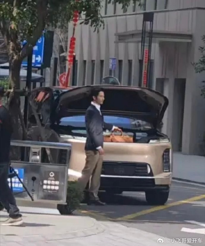 我觉得蔚来ES9这个前备箱方案更好看，前脸是一个整体感，气场很强，ES8前备箱取