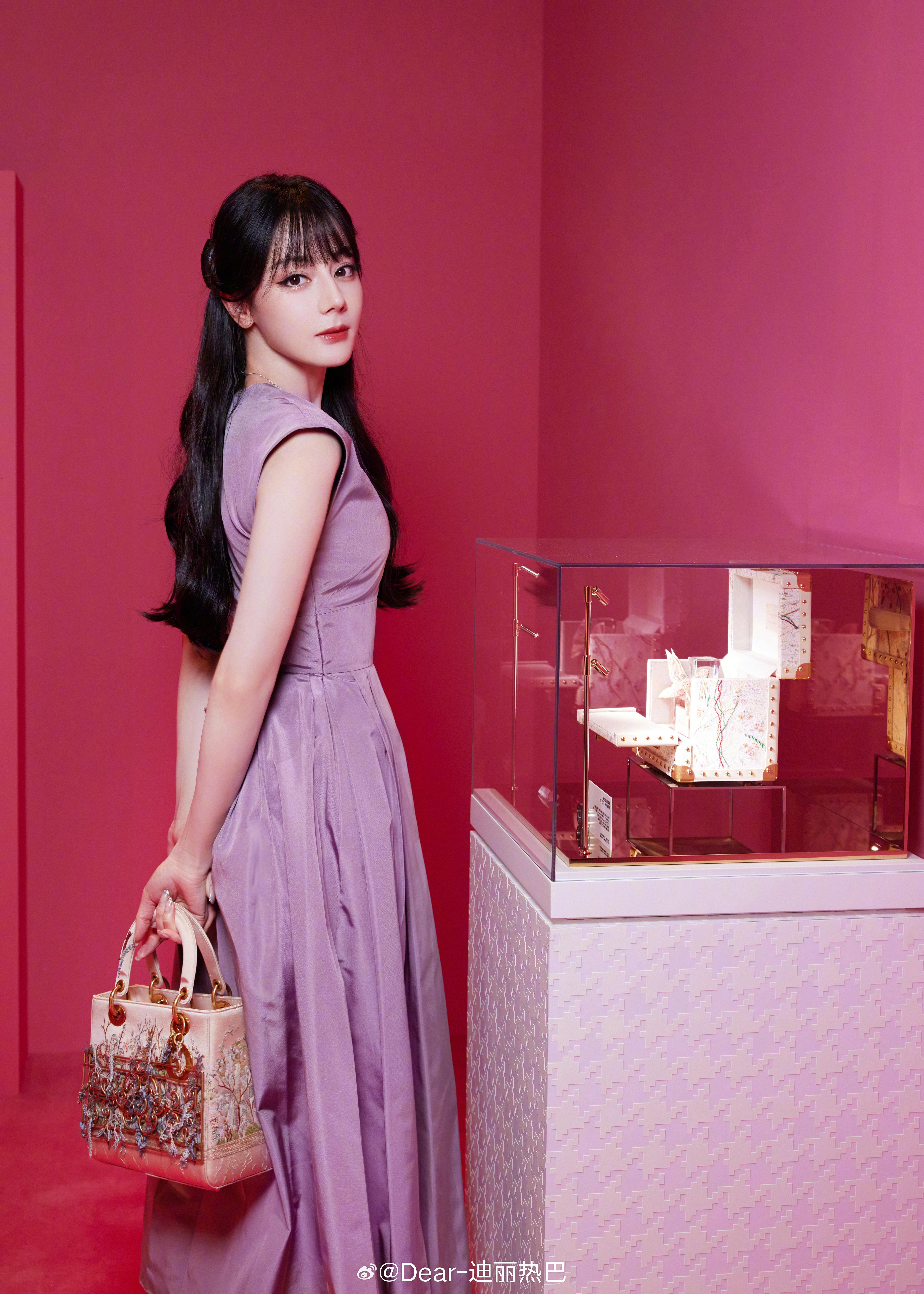 看了迪丽热巴MISSDIOR的照片感觉她可以演艾米丽在巴黎那种都市小妞剧​​
