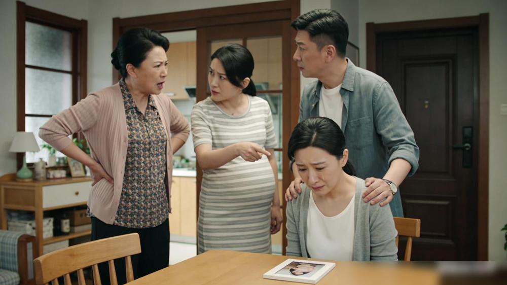 我真是活了三十年，头一回撞见这么离谱的家事儿，现在想想心脏还砰砰跳，那天我跟老婆