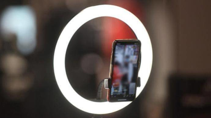 19岁女孩挪用自家1700万当“榜一大姐” 亲爹带女儿自首: 坐牢才有可能追回钱款