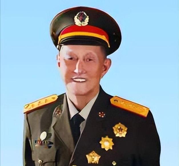 1951年初冬，彭德怀像往常一样来到志司食堂吃饭，一进门，就发现洪学智笑眯眯地在