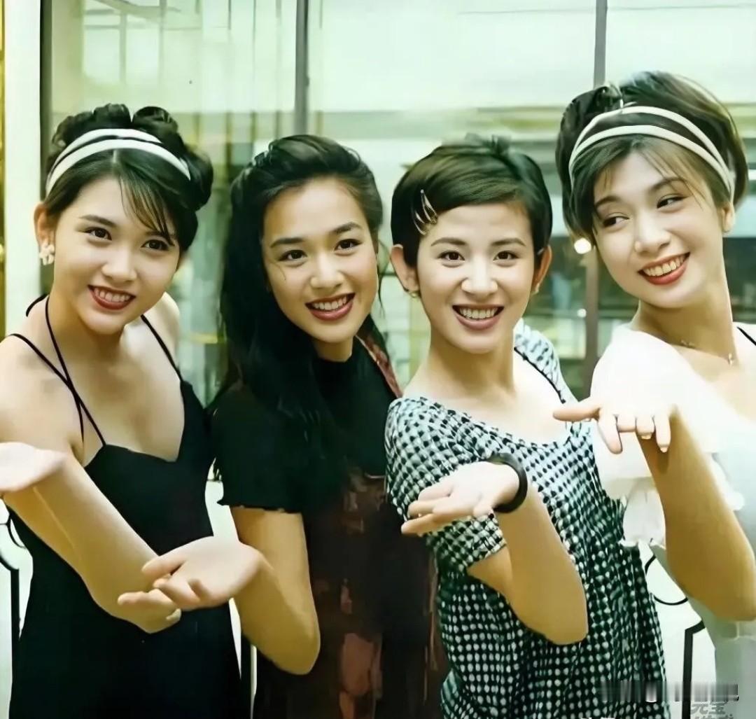 4位美女合影，左起：细眉飞扬的邱淑贞，明眸善睐的钟丽缇，朱唇榴齿的吴君如，那时个