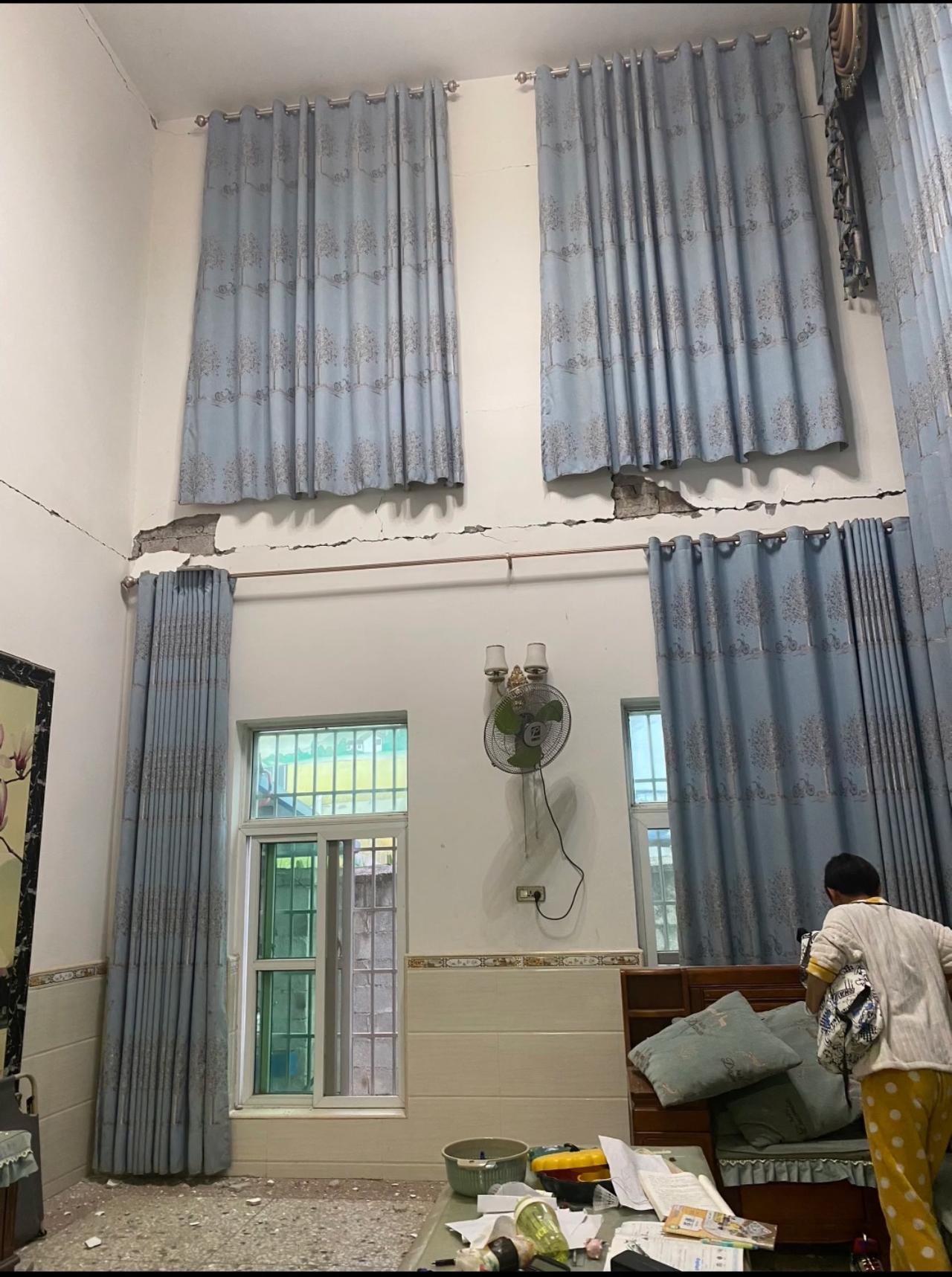 前几年我花200万建的房子，就成危房了。5月18号柳州地震，5.2级。我