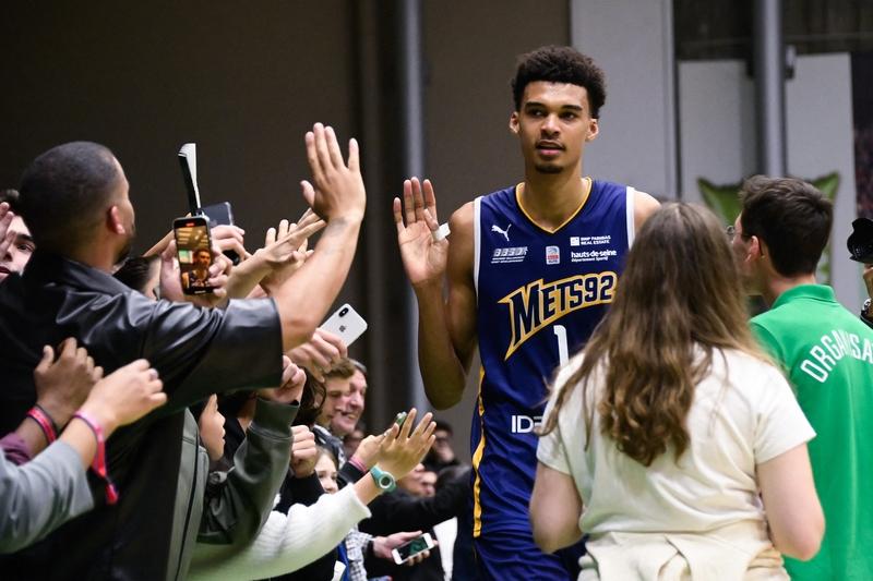 文班亚马率马刺崛起，三连胜显冠军相圣安东尼奥马刺在客场以121-117逆转芝