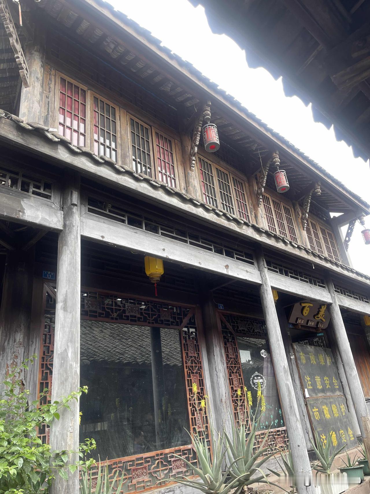 随手拍张照古镇黄龙溪，一幢二层小木楼，窗台楼阁，古色古香，非常别致，据说是《水浒