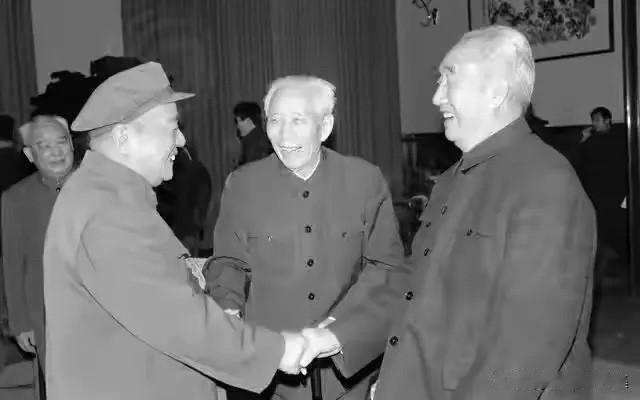 上世纪八十年代后期，徐向前元帅（右一）与王震将军（中）、杨尚昆（前左一）、余秋里