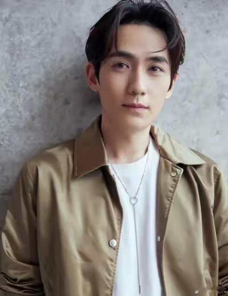 朱一龙和宋佳能提名金鸡奖，看看他们在娱乐圈摸爬滚打，就明白了，先说朱一龙，这位可