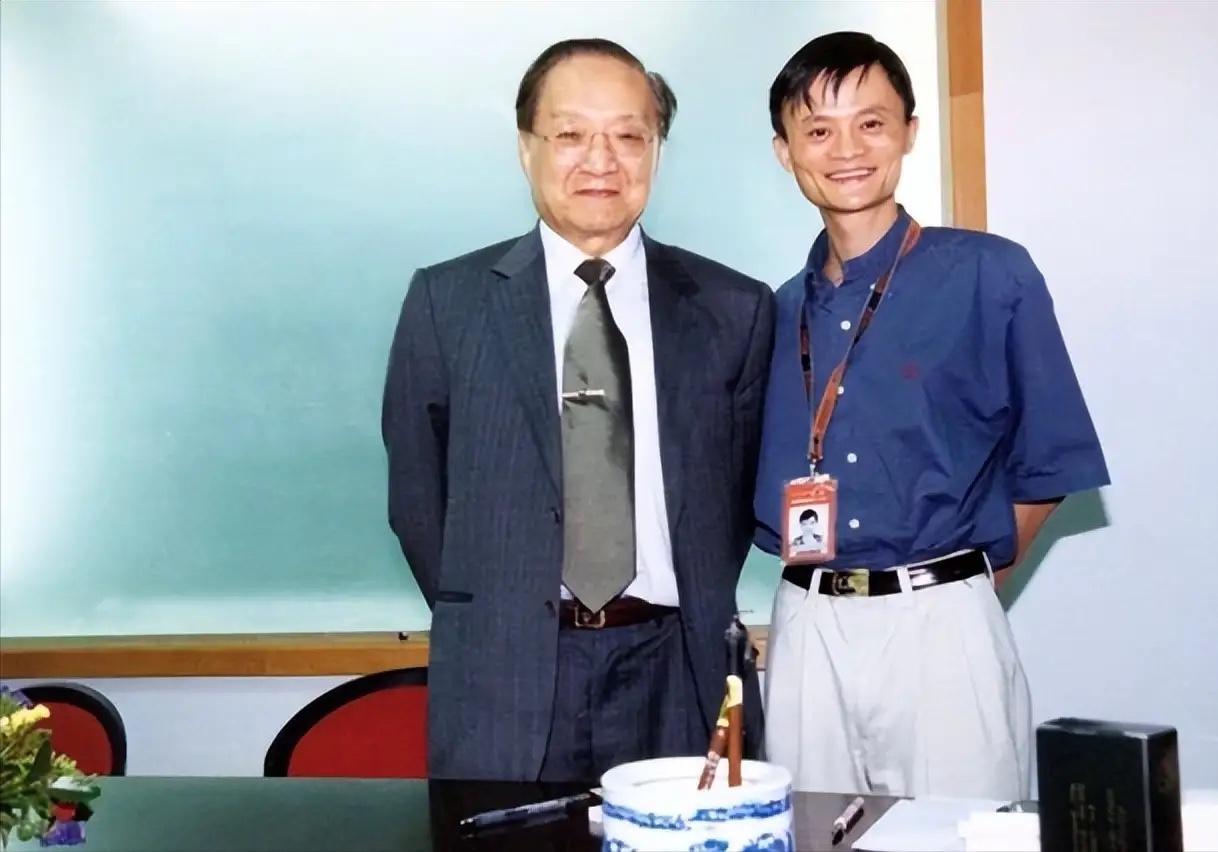 2000年，马云第一次见到金庸，特别兴奋，想让金庸给他签个名，金庸却连连摆手：“