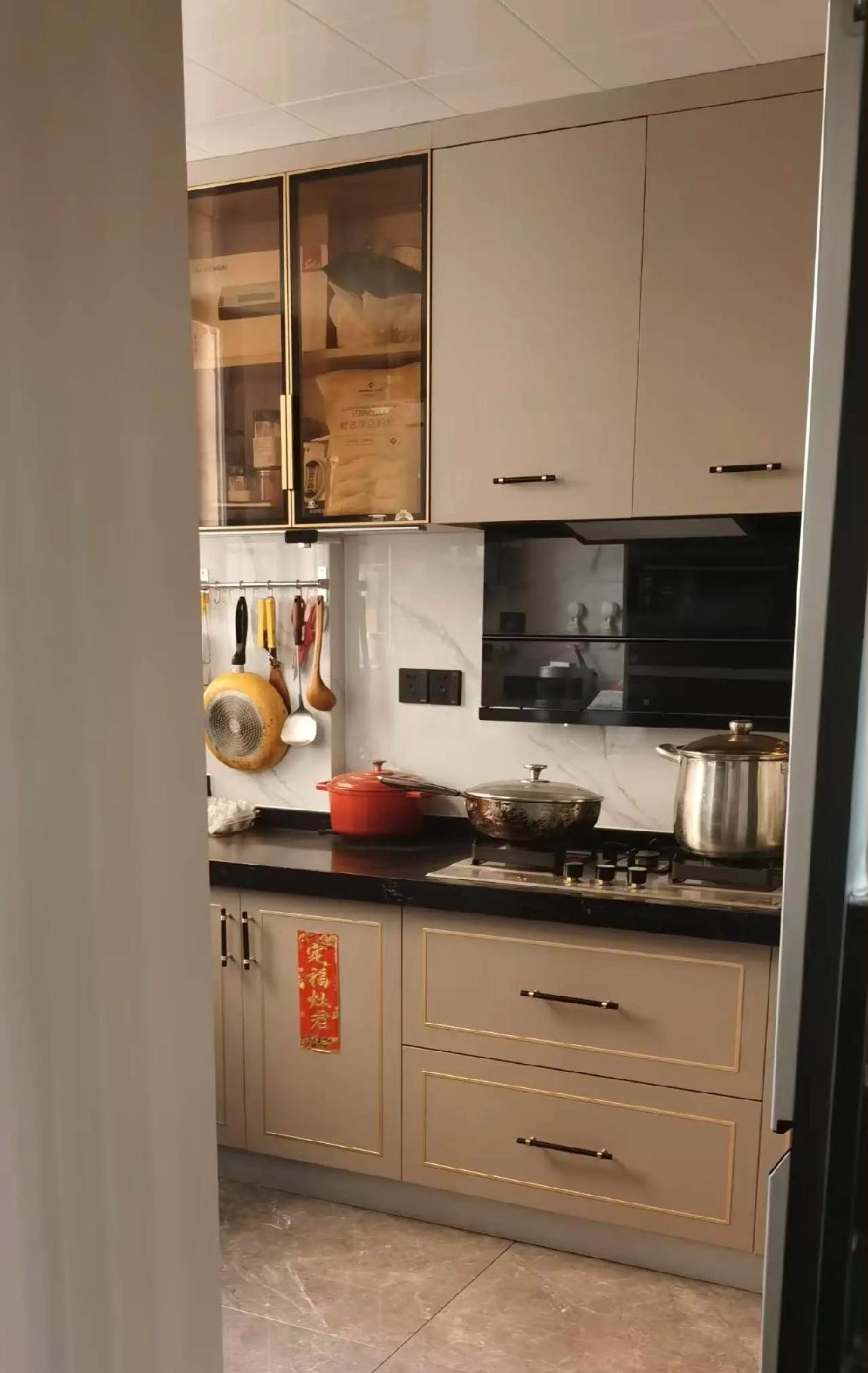 我的小公寓，一直租给一个年轻姑娘，月租1800，她住两年一直挺省心，昨天突然找我