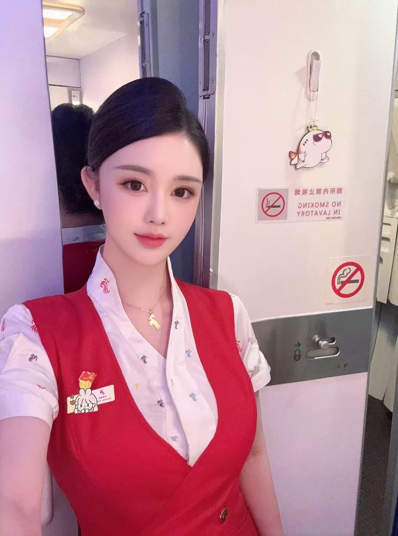 空姐什么样的穿搭可以成为气质女神?美女的美丽体现在何处呢？女生怎么穿紧身裤才