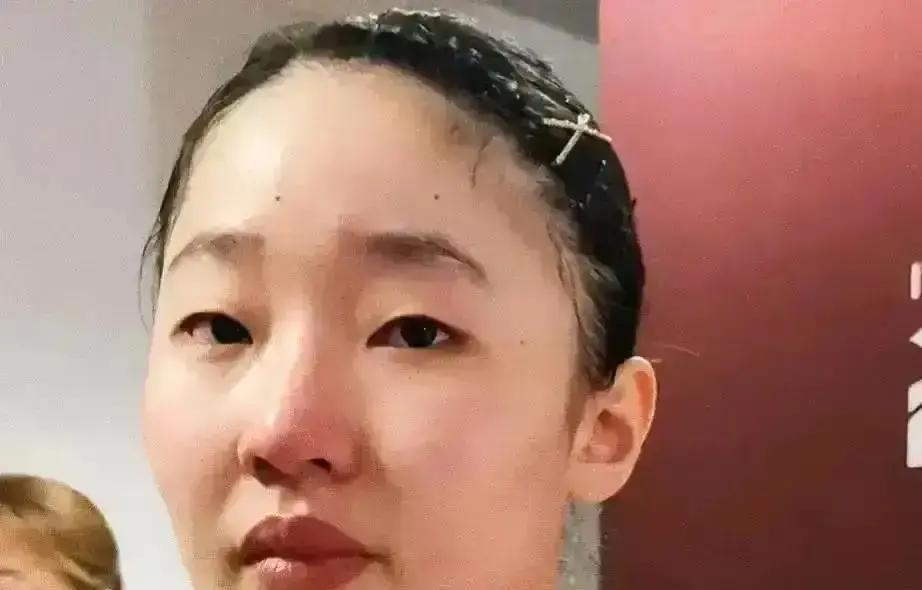 日本乒协砍钱，18人集体翻脸！张本智和刚下飞机就被堵，教练递来文件：国际赛