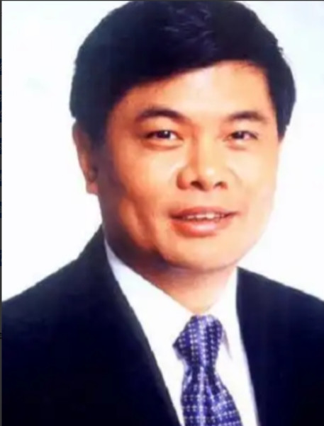 2004年，亿万富翁丁健对妻子说：“给你一个亿，离婚吧，我爱上别人了”，可妻子抱