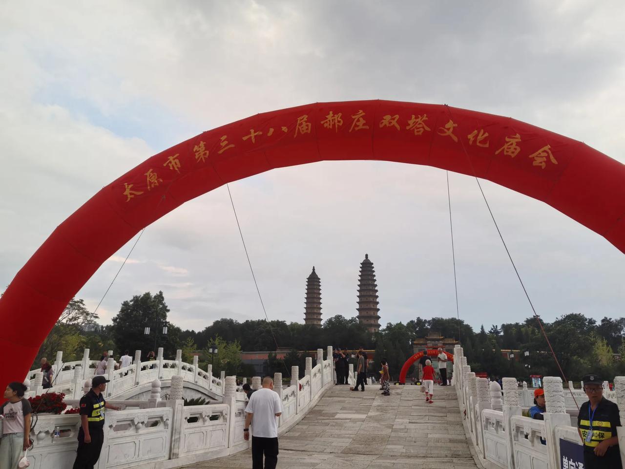 昨晚的山西太原，天气阴沉沉的，不时还洒下几滴细雨。在双塔公园的戏台下却是人如潮涌