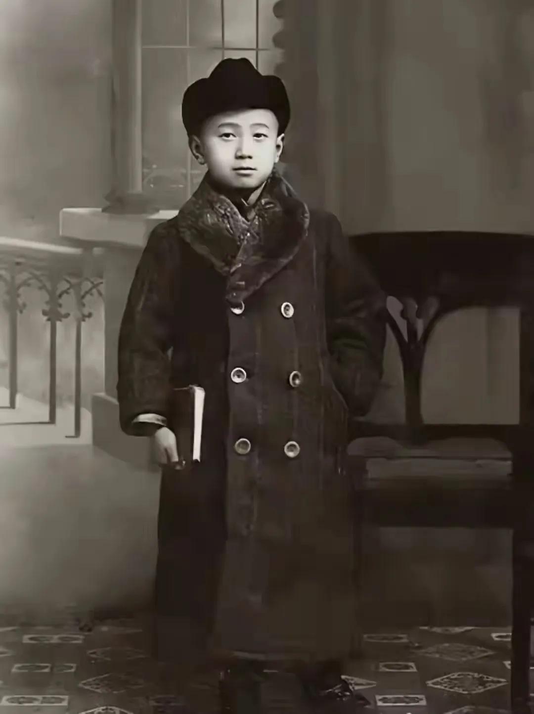 他是谁？有人能认得出来吗？这是他10岁时照的！他是伟大的科学家！