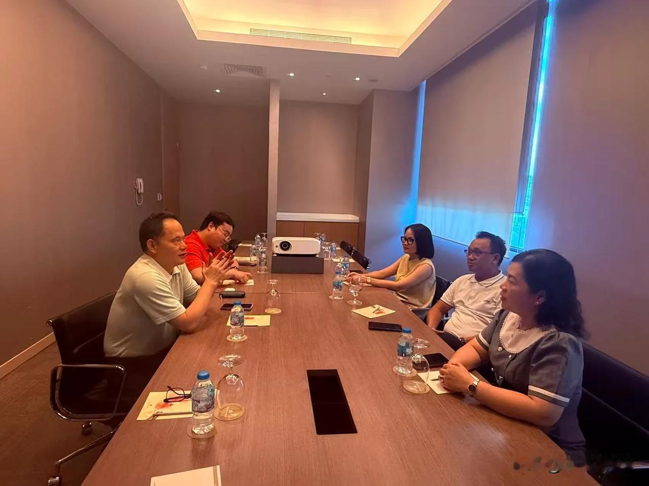 昨天下午，早稻田教育研究所、四川省众生文化传播有限责任公司与越南教育研究院阮清河