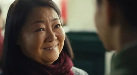 一次采访中，主持人问萨日娜：“在您最新的作品《人世间》中，辛柏青演了您的儿子，您