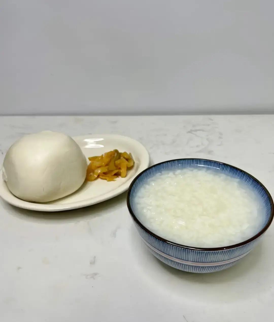 刷到个帖子说爸妈每天吃饭就俩菜一汤，还全是素的，肉沫都舍不得放。我立马想起我妈