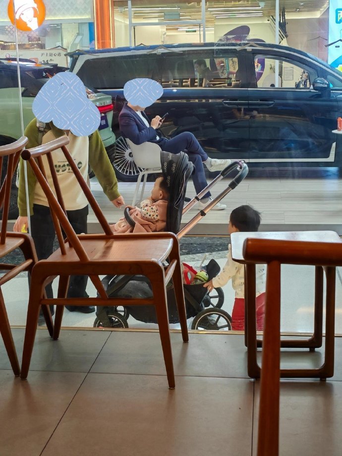 我在里面喝奶茶，她在外面带俩娃