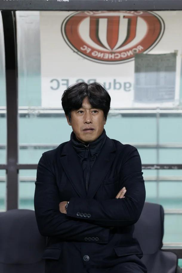 北京国安的意思很明确啊，俱乐部都跟外头的教练接触一个月了，你突然推过来一个徐正源