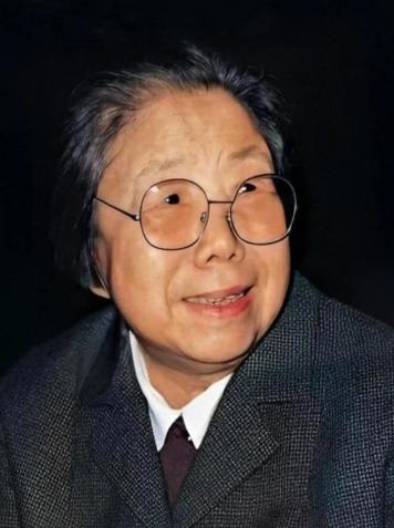 1976年底，在四届全国人大常委会第三次会议，华国锋郑重宣布:“根据伟大领袖毛主
