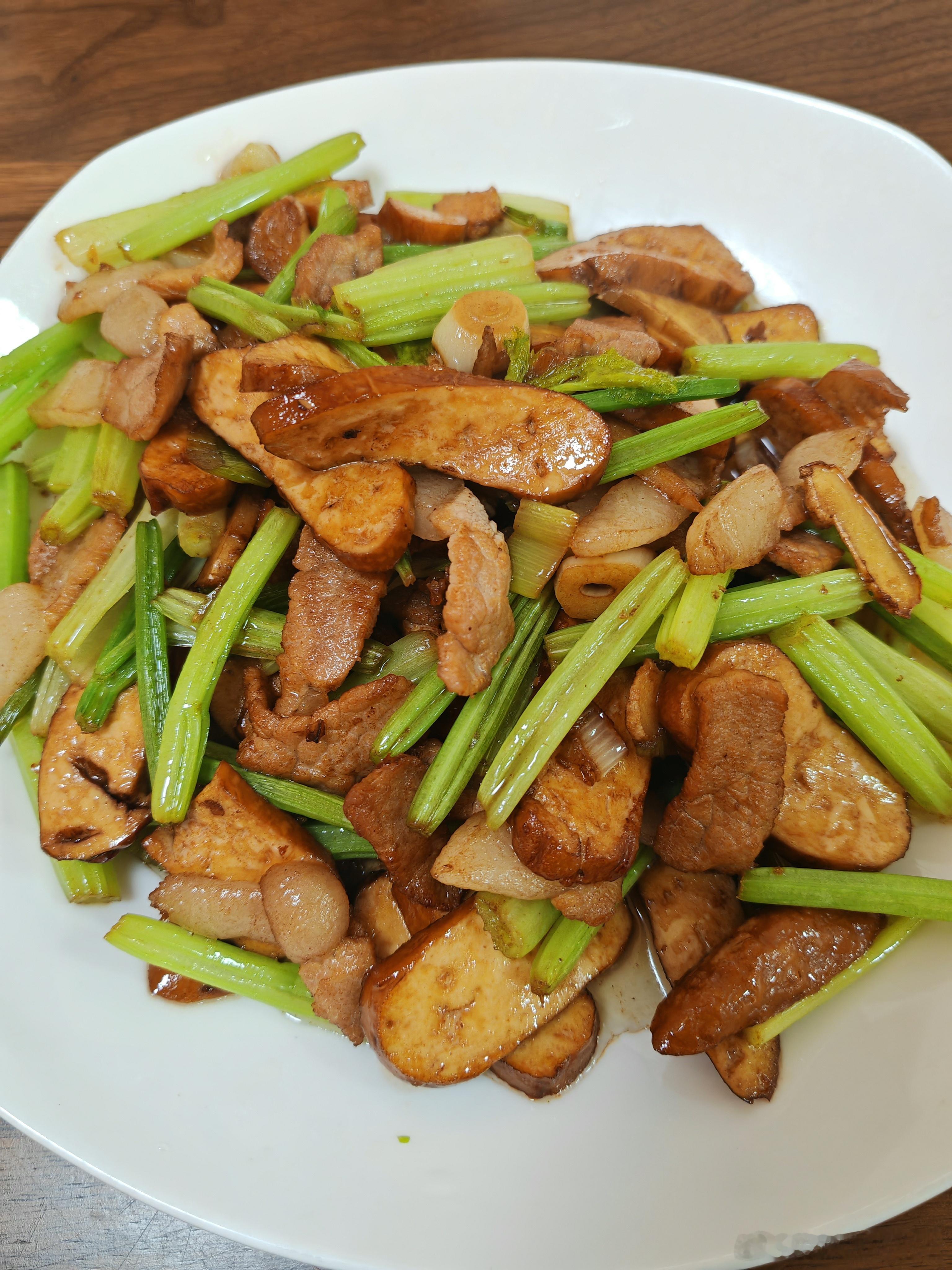 晚上两个小炒，开饭！