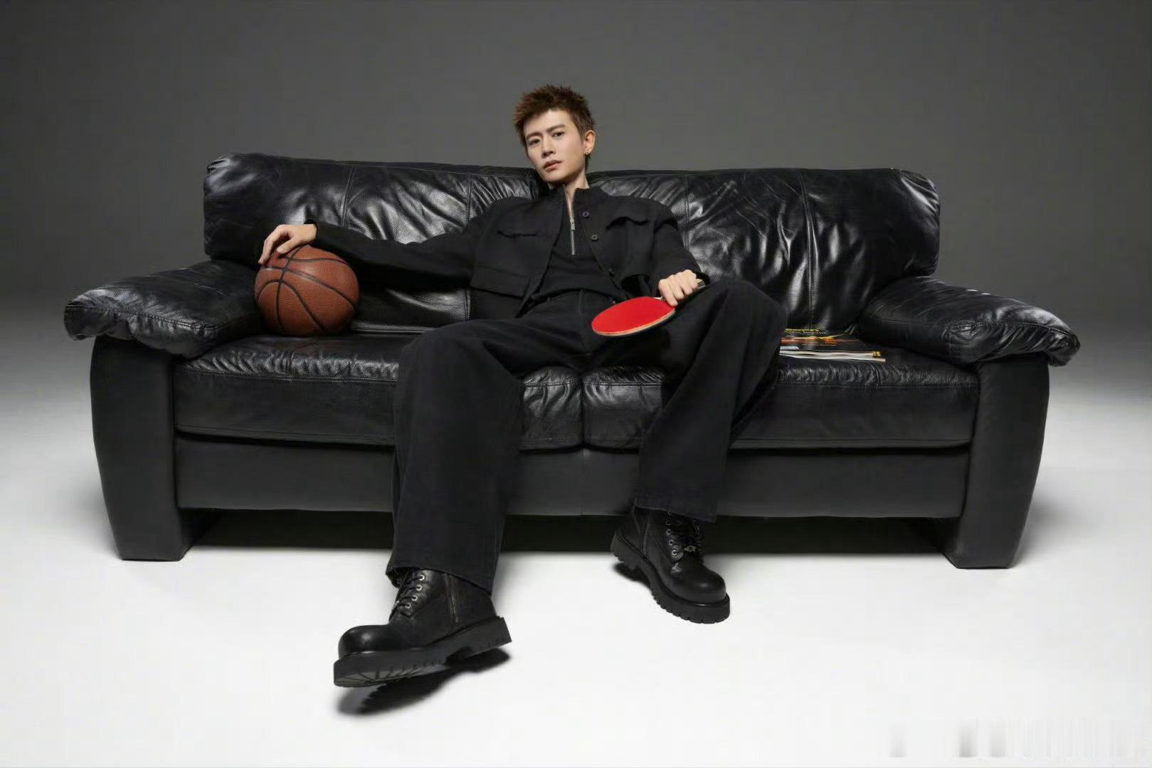 任嘉伦登上中国体育特刊怀揣纯粹体育热爱，任嘉伦解锁全新封面篇章。深耕跨界领域，以