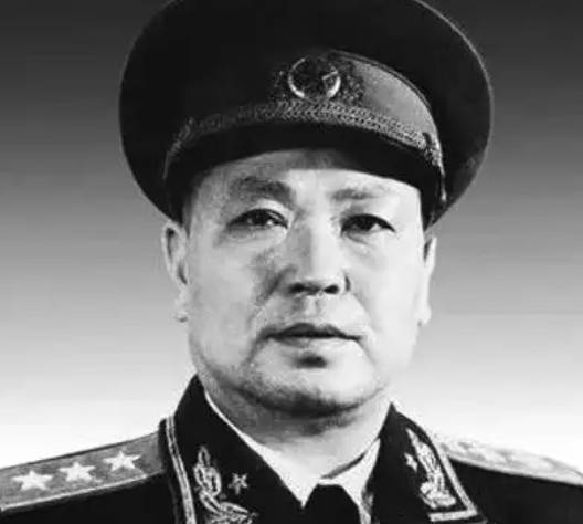 1938年，新四军司令陈世俊去买香烟，谁知在结账时，无意看见了老板的手腕。只见他