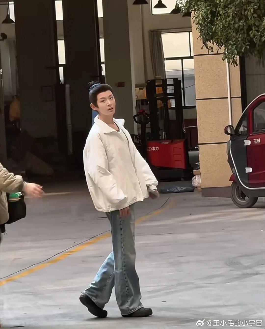 没人猜出来吗？？？这居然是女扮男装的赵晴！！！