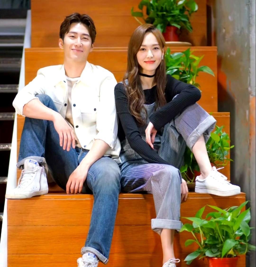 窦骁的手在抖。唐嫣的呼吸碎了一地。这不是暧昧拉扯，这是私奔现场直接炸开。你